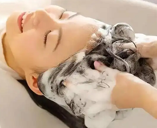 如何正确洗头解决头发油腻